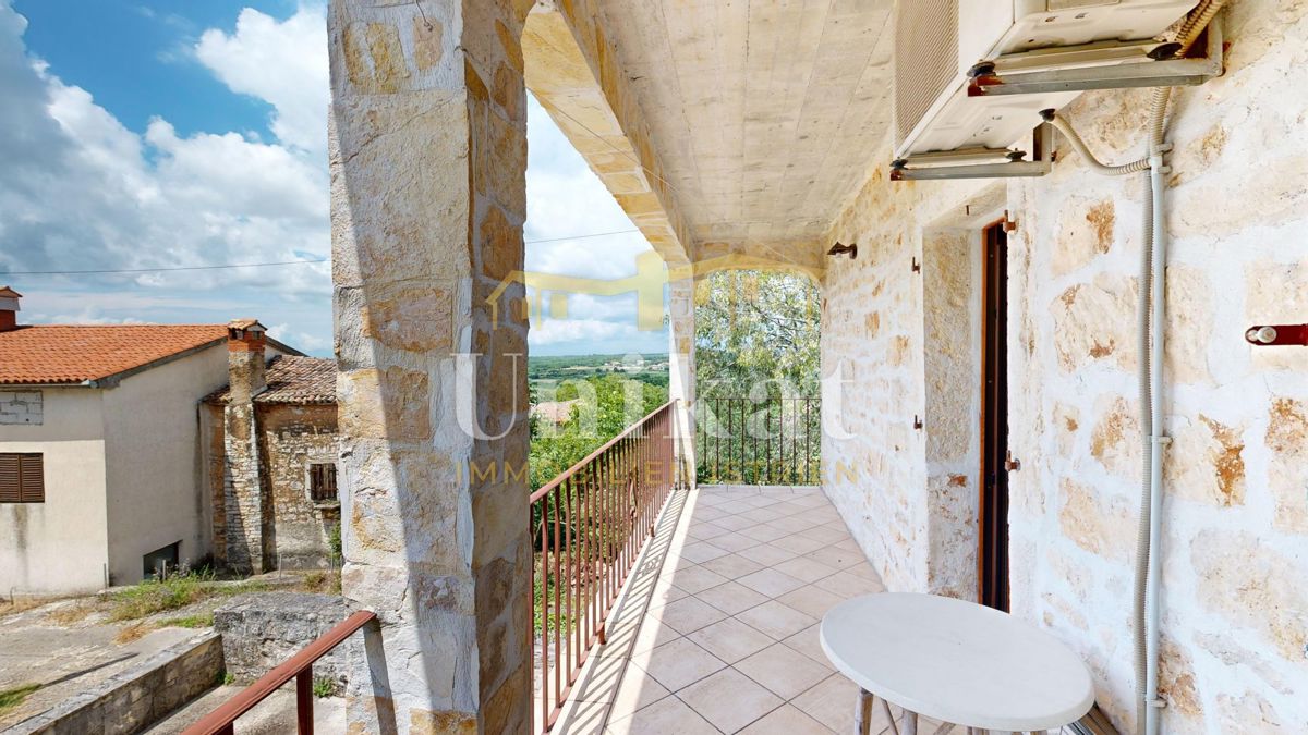 Renovirana kamnita hiša s bazenom